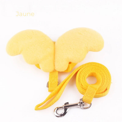 Ensemble laisse et harnais pour chat jaune soleil avec ailes d'ange en peluche douce. Ce harnais chat ajustable en nylon haute densité inclut une laisse assortie avec mousqueton métallique. Un accessoire de type harnais animaux original, sécurisé et ultra-léger, offrant un look unique et une visibilité maximale pour votre animal lors des balades.