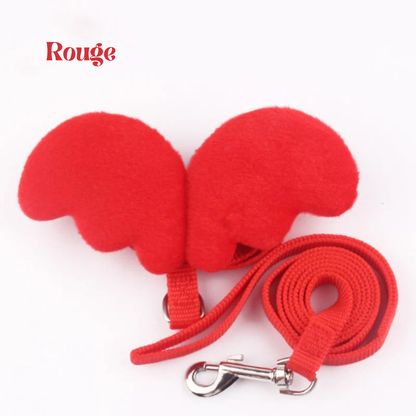 Ensemble laisse et harnais pour chat rouge vif avec ailes d'ange en peluche douce. Ce harnais chat ajustable en nylon haute densité inclut une laisse assortie avec mousqueton métallique robuste. Un accessoire de type harnais animaux original, sécurisé et confortable, idéal pour offrir un look unique et une haute visibilité à votre animal en promenade.