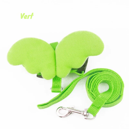 Ensemble laisse et harnais pour chat vert pomme orné d'ailes d'ange en peluche douce. Ce harnais chat ajustable en nylon haute densité inclut une laisse assortie avec mousqueton métallique robuste. Un accessoire de type harnais animaux original, sécurisé et ultra-léger, offrant un look unique et une haute visibilité pour votre animal lors des balades.