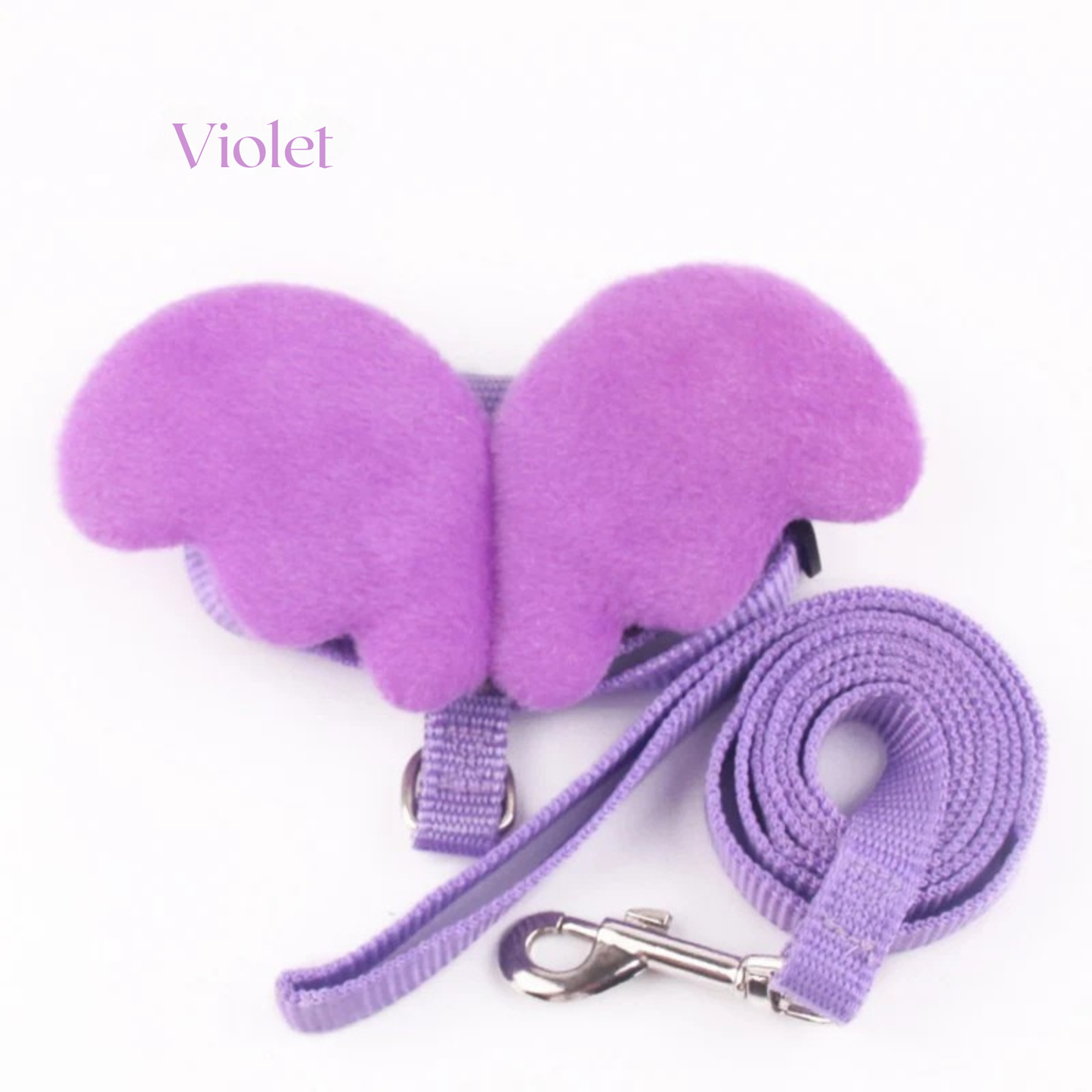 Kit complet laisse et harnais pour chat violet avec ailes d'ange en peluche douce. Ce harnais chat ajustable en nylon haute densité est muni d'un anneau de sécurité et d'un mousqueton métallique. Un accessoire harnais animaux au design original et féerique, ultra-léger et confortable pour des balades sécurisées avec style.