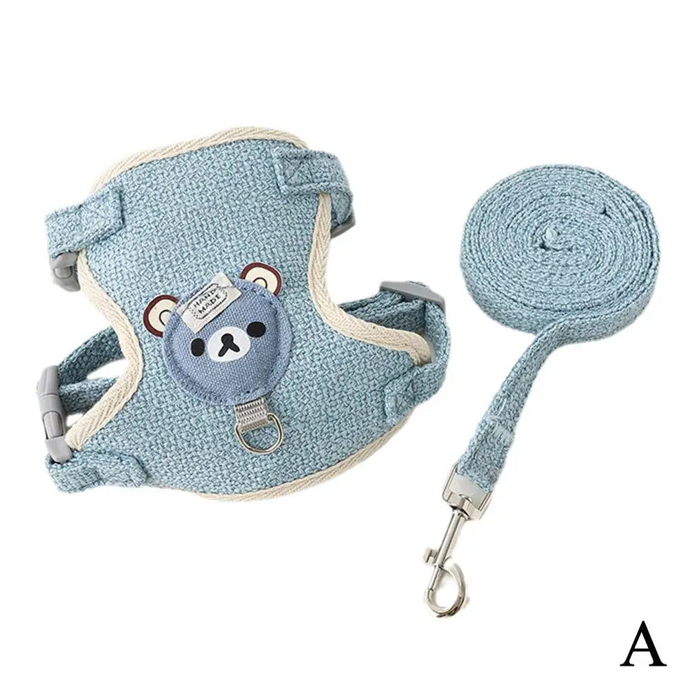 Ensemble harnais pour chat bleu azur avec laisse assortie et motif ours brodé. Ce harnais chat de type veste respirante est muni d'un mousqueton rotatif et de boucles de sécurité. Idéal comme harnais animaux pour les sorties sécurisées, il offre un confort anti-traction et un design ajustable pour une exploration sereine en extérieur.