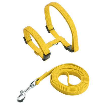 Ensemble harnais pour chat jaune en nylon avec laisse assortie et mousqueton métallique chromé. Ce harnais chat de type H ajustable possède des boucles clipsables rapides pour une sécurité anti-évasion optimale. Un kit de promenade harnais animaux léger, robuste et haute visibilité, idéal pour repérer votre félin facilement tout en assurant un confort anti-traction.