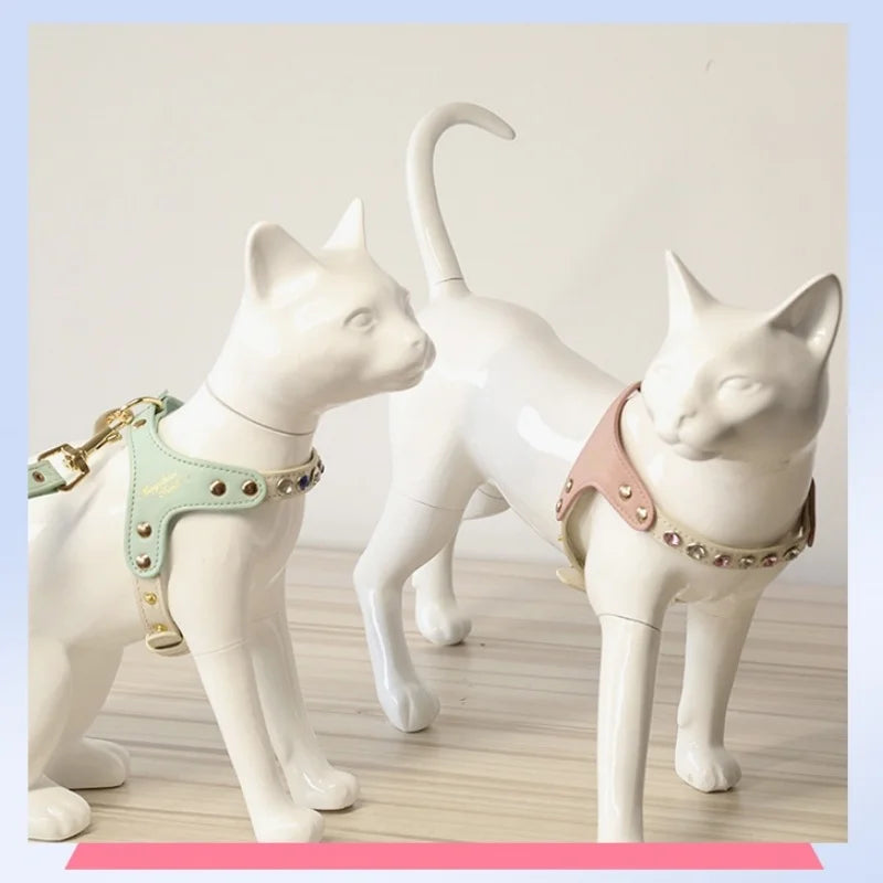 Présentation sur mannequins de la collection de harnais pour chat de luxe Maychan Fashion en cuir menthe et rose poudré. Chaque harnais est serti de cristaux décoratifs et doté de finitions dorées. Ce harnais chat ergonomique allie sécurité et style haute couture pour sublimer votre animal de compagnie avec élégance