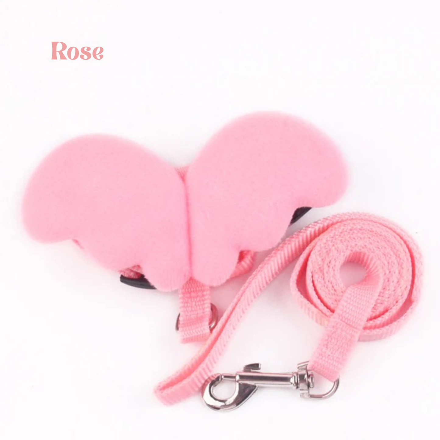 Ensemble laisse et harnais pour chat rose orné d'ailes d'ange en peluche douce. Ce harnais chat ajustable en nylon possède des boucles de sécurité rapides et un mousqueton métallique. Un accessoire harnais animaux original et ultra-mignon, conçu pour offrir confort et sécurité anti-évasion lors des promenades avec votre félin.