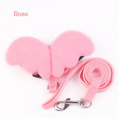 Ensemble laisse et harnais pour chat rose orné d'ailes d'ange en peluche douce. Ce harnais chat ajustable en nylon possède des boucles de sécurité rapides et un mousqueton métallique. Un accessoire harnais animaux original et ultra-mignon, conçu pour offrir confort et sécurité anti-évasion lors des promenades avec votre félin.