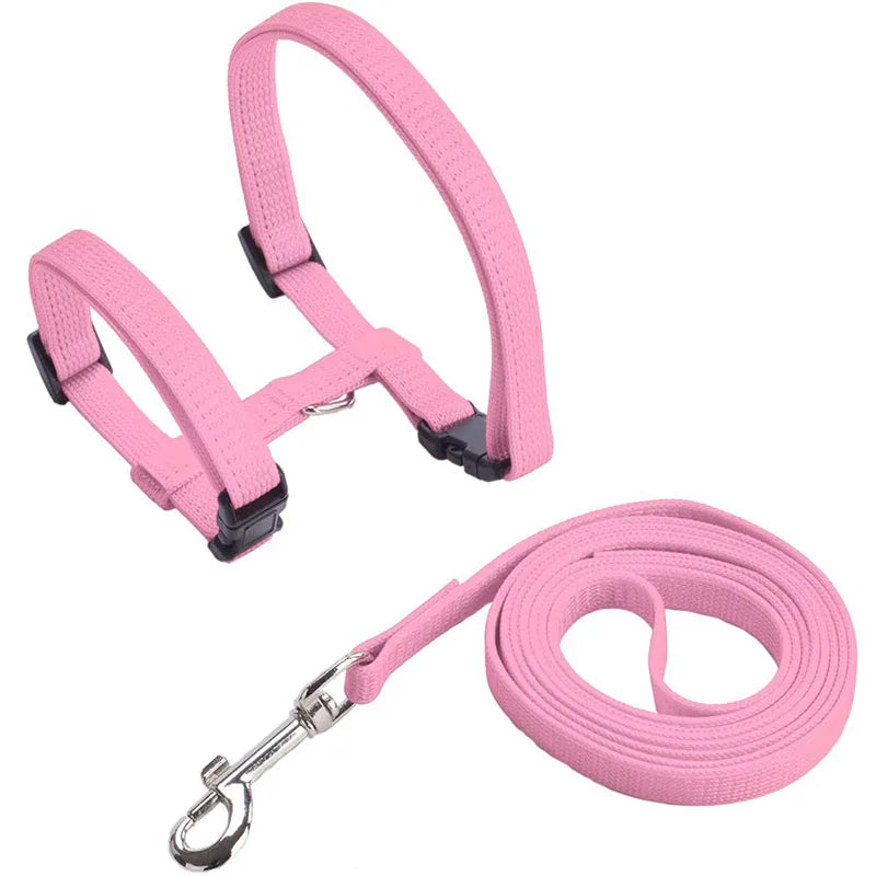 Ensemble harnais pour chat rose en nylon avec laisse assortie et mousqueton métallique. Ce harnais chat réglable en H possède des boucles clipsables rapides pour une sécurité anti-évasion optimale. Un kit harnais animaux léger et robuste, idéal pour les sorties sécurisées, offrant un confort maximal et un design élégant pour votre félin.