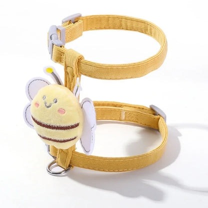 Harnais pour chat en velours côtelé jaune avec une mignonne peluche abeille centrale. Visuel montrant les finitions du tissu doux et les boucles de sécurité. Harnais chaton réglable et confortable avec anneau d'attache métallique pour laisse. Accessoire de promenade chic et sécurisé. Les Trésors d'Owka.