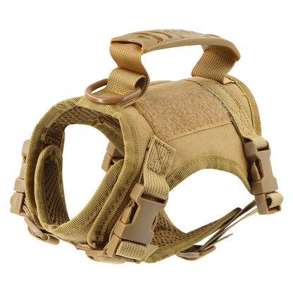 Harnais tactique beige pour chat en nylon haute densité, doté d'une poignée de contrôle supérieure, d'un anneau de fixation robuste et d'une doublure intérieure en maille respirante. Ce gilet ajustable avec boucles de sécurité est le support de maintien parfait pour fixer un collier gps chat en toute stabilité. Sa conception légère convient également comme complément à un collier gps pour chaton, offrant une sécurité maximale avec ce support pour collier gps de style militaire.