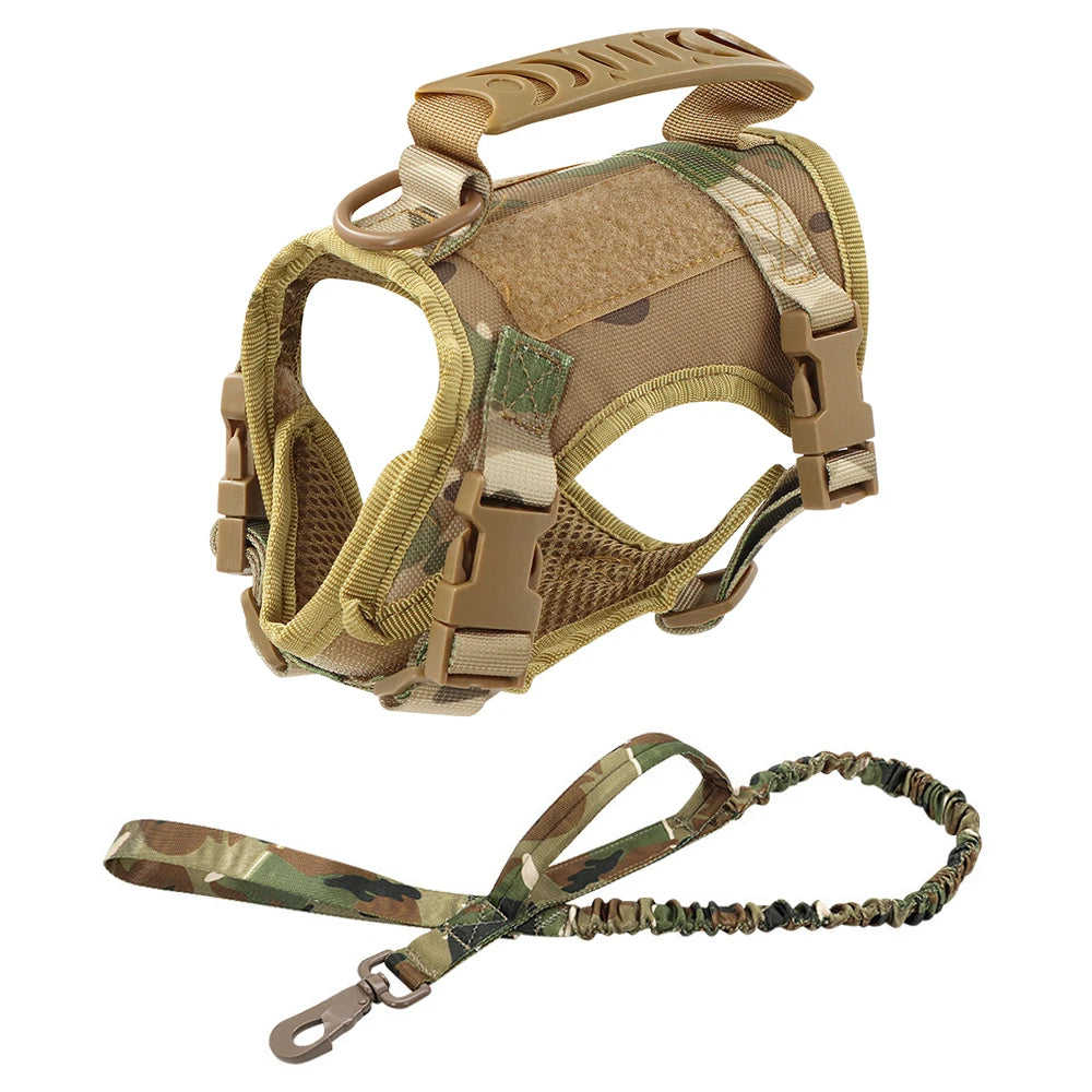 Ensemble de sécurité comprenant un harnais tactique à motif camouflage et une laisse élastique assortie avec poignée de contrôle. Le harnais, doté d'une doublure respirante et d'un anneau de fixation métallique, constitue le support de maintien idéal pour fixer un collier gps pour chaton lors de sorties en extérieur. Garantissez la sécurité de votre animal et la stabilité de votre collier gps avec cet équipement professionnel, parfaitement adapté pour accompagner un collier gps chat.