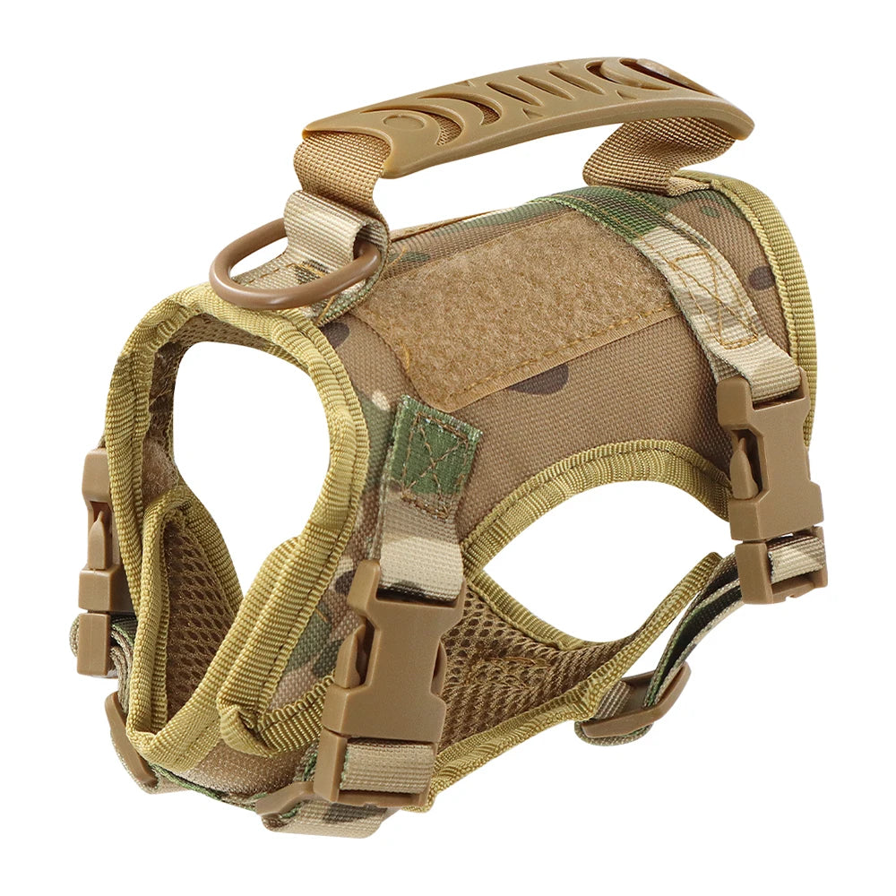 Harnais tactique pour chat avec motif camouflage, doté d'une poignée de contrôle supérieure renforcée, d'un anneau de fixation métallique et d'une doublure intérieure en maille respirante. Sa structure robuste et ajustable en fait le support de maintien parfait pour fixer un collier gps chat en toute stabilité. Ce gilet de protection est parfaitement adapté comme complément à un collier gps pour chaton, garantissant la sécurité de votre collier gps lors de chaque sortie.