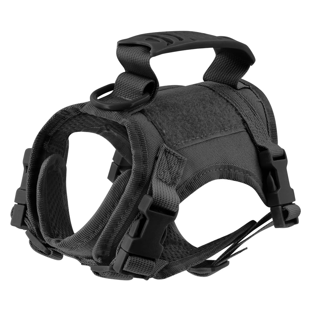 Harnais tactique noir pour chat en nylon haute densité avec poignée de contrôle et doublure respirante. Sa structure robuste et ajustable en fait le support de maintien idéal pour fixer un collier gps chat en toute sécurité. Conçu pour les aventures en extérieur, ce gilet est parfaitement adapté comme complément à un collier gps pour chaton, garantissant la stabilité de votre collier gps lors de chaque sortie.