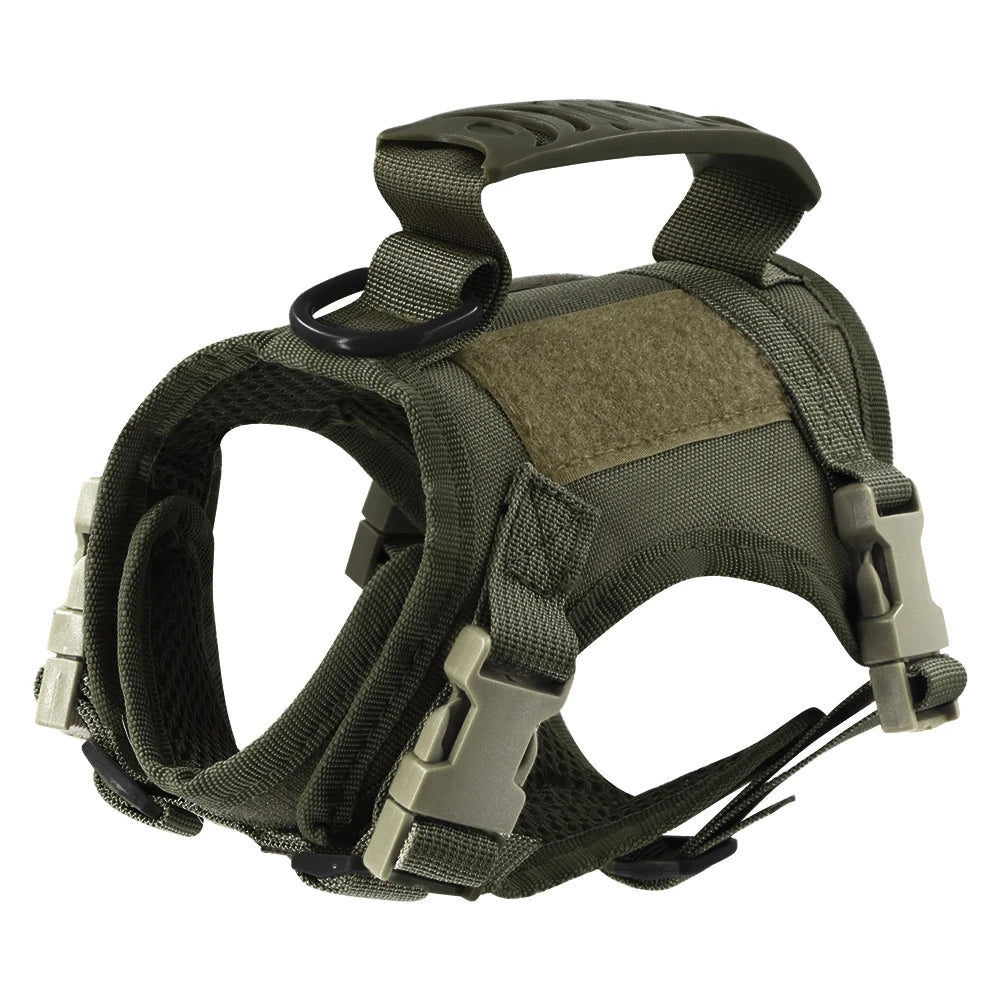 Harnais tactique pour chat en nylon haute densité, doté d'une poignée de contrôle supérieure, d'un anneau de fixation robuste et d'une doublure intérieure en maille respirante. Ce gilet ajustable avec boucles de sécurité est le support de maintien parfait pour fixer un collier gps chat en toute stabilité. Sa conception légère convient également comme complément à un collier gps pour chaton, offrant une sécurité maximale avec ce support pour collier gps professionnel.