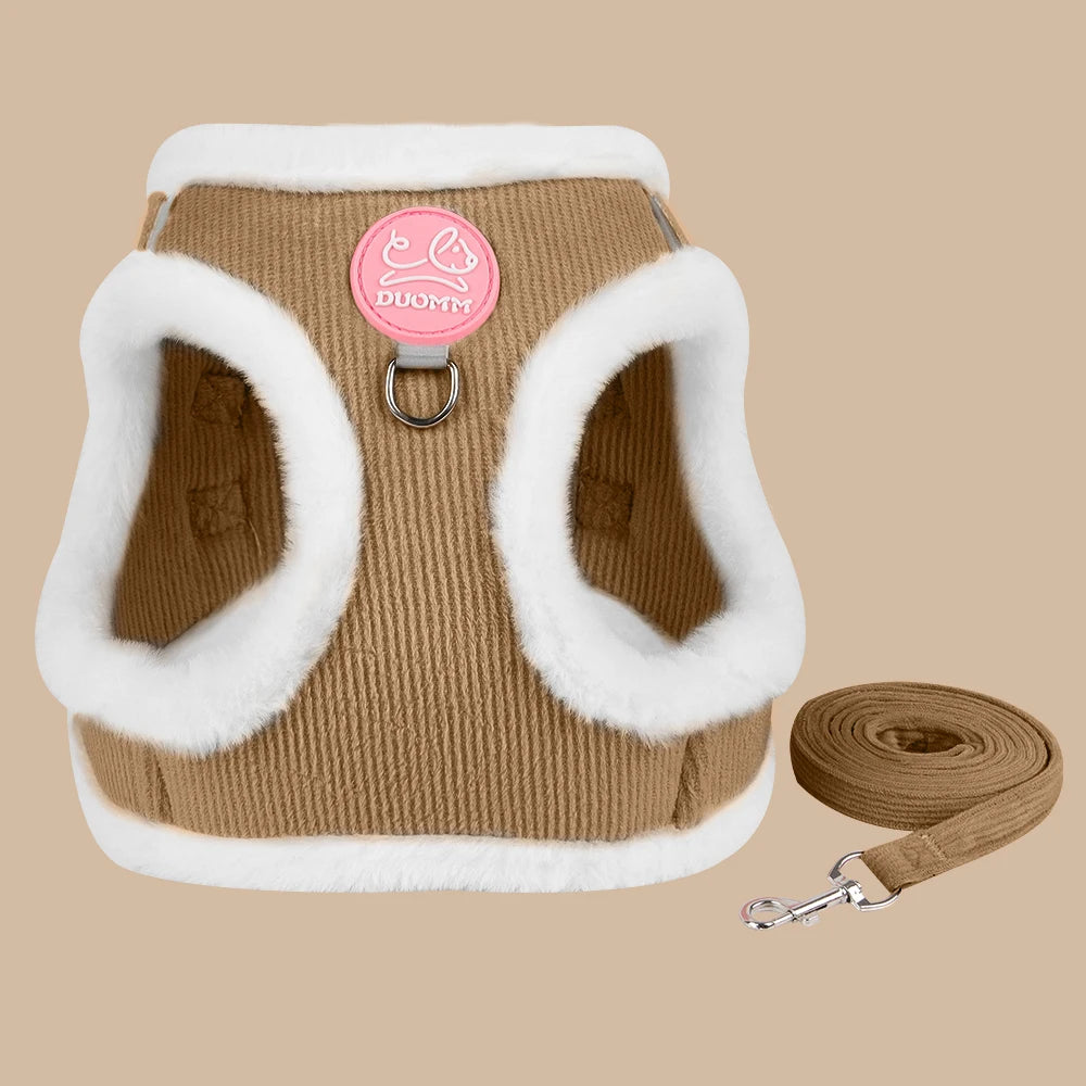 Harnais pour chat en velours côtelé marron clair avec bordures blanches en peluche douce, présenté à plat avec sa laisse assortie sur un fond neutre. Ce gilet molletonné est le support de confort idéal pour placer un collier gps pour chaton tout en protégeant son pelage délicat. Assurez le bien-être de votre animal avec ce harnais élégant, parfaitement compatible avec l'usage d'un collier gps chat pour des promenades sereines grâce à ce support de collier gps haut de gamme.