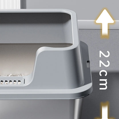 Gros plan sur la hauteur de 22 cm d'un bac à litière chat en acier inoxydable avec rebord gris. Cette protection surélevée empêche les projections de grains hors du bac a litiere, idéal comme bac à litière pour chaton pour garder un sol propre.