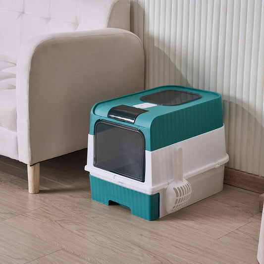 image de la litière cube verte posé dans un salon à coté d'un canapé