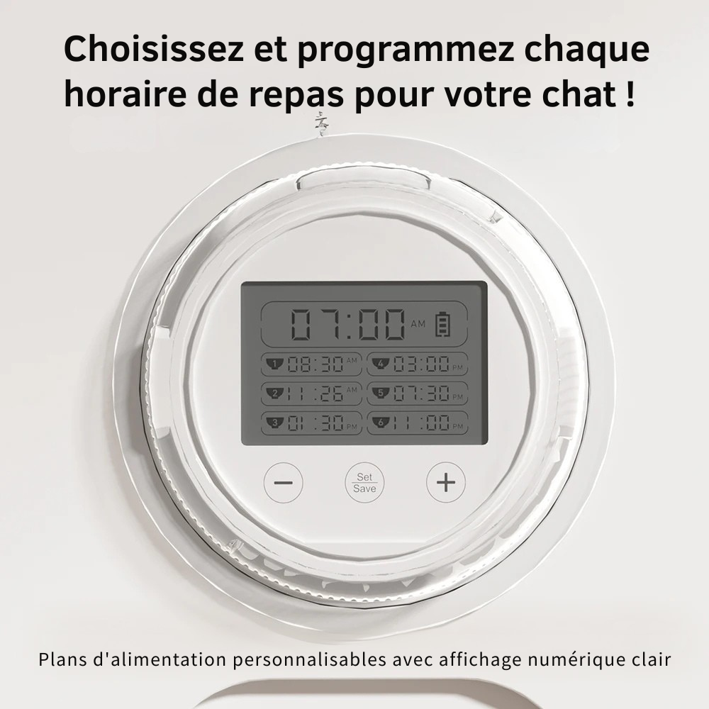Gros plan sur l'écran LCD d'un distributeur automatique pour chat affichant 6 horaires de repas programmables avec interface de réglage tactile simple (+, -, Set/Save).