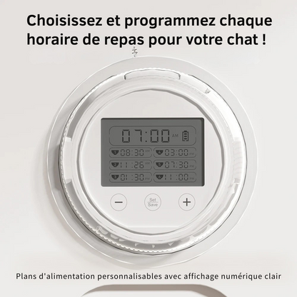 Gros plan sur l'écran LCD d'un distributeur automatique pour chat affichant 6 horaires de repas programmables avec interface de réglage tactile simple (+, -, Set/Save).