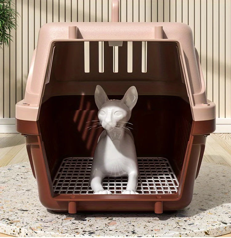 Vue intérieure d'une caisse de transport rigide pour chat bicolore, équipée d'un tapis de fond en grille amovible pour l'hygiène, de larges fentes de ventilation et d'un espace généreux.