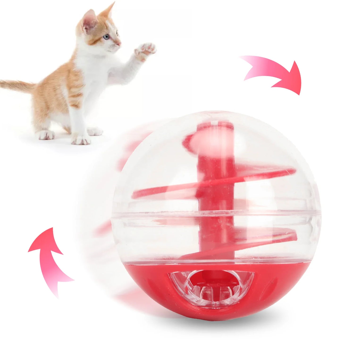 Un chaton roux en action, patte levée, s'apprête à interagir avec une balle distributrice de friandises transparente et rouge. Des flèches dynamiques roses et un effet de flou illustrent le roulement et le labyrinthe interne en spirale de ce jouet chat interactif. Cette démonstration met en avant l'attractivité de ce jeux pour chat qui stimule l'intelligence et l'instinct de chasse pour obtenir de la nourriture. Un jouet a chat anti-glouton et anti-ennui pour l'occupation des félins en intérieur, exclusivem