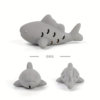 Jouet chat interactif en silicone gris en forme de poisson avec fentes pour friandises, vue sous trois angles différents. Ce jeux interactif chat durable stimule l'instinct de chasse et offre une occupation mentale saine pour votre félin. Un accessoire indispensable parmi les jeux animaux pour lutter contre l'ennui et le stress
