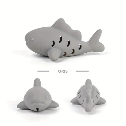 Jouet chat interactif en silicone gris en forme de poisson avec fentes pour friandises, vue sous trois angles différents. Ce jeux interactif chat durable stimule l'instinct de chasse et offre une occupation mentale saine pour votre félin. Un accessoire indispensable parmi les jeux animaux pour lutter contre l'ennui et le stress.