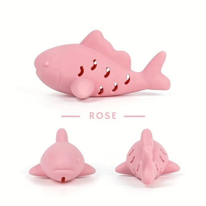 Jouet chat interactif en silicone rose en forme de poisson avec fentes pour friandises, vue sous trois angles différents. Ce jeux interactif chat durable stimule l'instinct de chasse et offre une occupation mentale saine pour votre félin. Un accessoire indispensable parmi les jeux animaux pour lutter contre l'ennui et le stress.