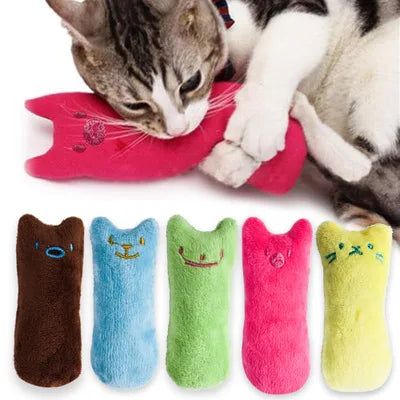 Lot de 5 jouets chat en peluche colorée (rose, vert, bleu, jaune, marron) en forme de tête de chat. Un chat mordille un jouet chat à l'herbe à chat pour stimuler son instinct de jeu. Ces accessoires de divertissement sont parfaits comme jouet pour chat interactif et anti-stress pour occuper votre animal au quotidien.