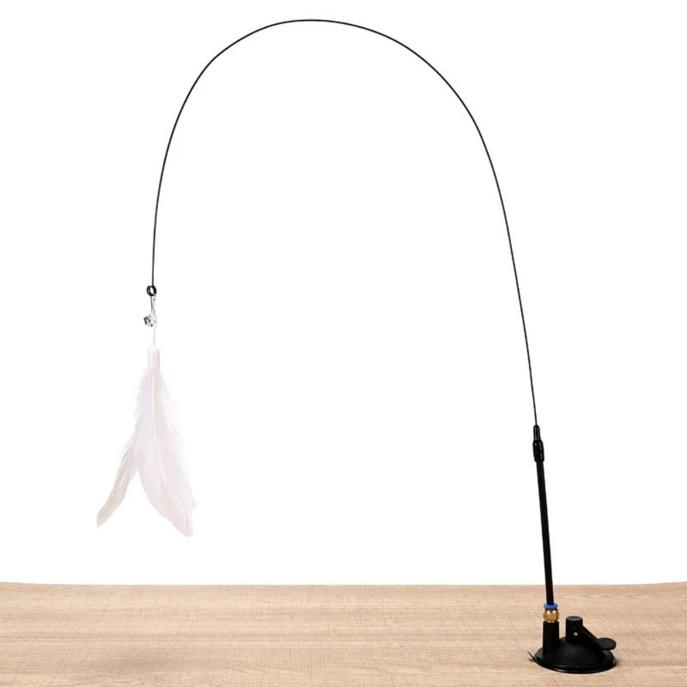 Jouet interactif pour chat avec ventouse de fixation noire haute performance, doté d'une tige flexible noire formant une grande arche et d'un plumeau blanc suspendu avec grelot.
