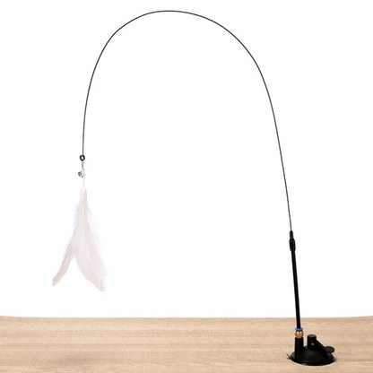 Jouet interactif pour chat avec ventouse de fixation noire haute performance, doté d'une tige flexible noire formant une grande arche et d'un plumeau blanc suspendu avec grelot.