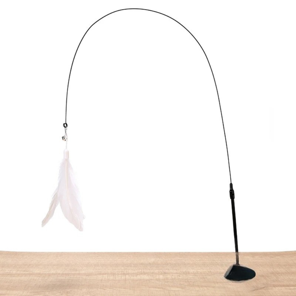 Jouet interactif pour chat composé d'une ventouse de fixation noire posée sur une surface en bois, d'une tige flexible noire formant une grande arche et d'un plumeau blanc suspendu avec une petite clochette.