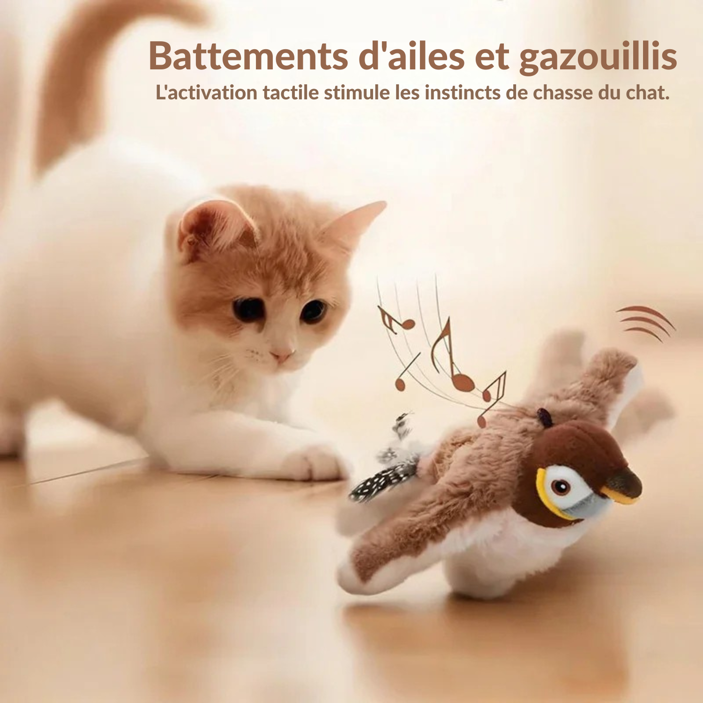 Chaton roux et blanc en interaction avec un oiseau interactif sonore en peluche, illustrant l'activation tactile par des battements d'ailes et des gazouillis pour stimuler l'instinct de chasse.