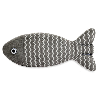 Jouet pour chat en forme de poisson en tissu gris avec motifs zigzag blancs, doté d'un œil de sécurité et de coutures renforcées pour le jeu interactif