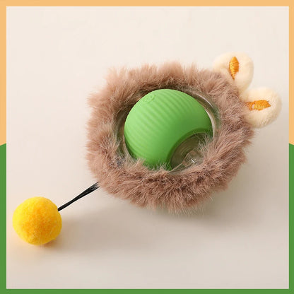 Jouet pour chat interactif composé d'une balle motorisée verte texturée et d'une housse en peluche marron avec oreilles de lapin. Ce jouet chat automatique dispose d'une tige flexible avec un pompon jaune pour stimuler l'instinct de chasse. Un accessoire technologique de pointe parmi les jouet animaux pour offrir un divertissement autonome et physique à votre félin.