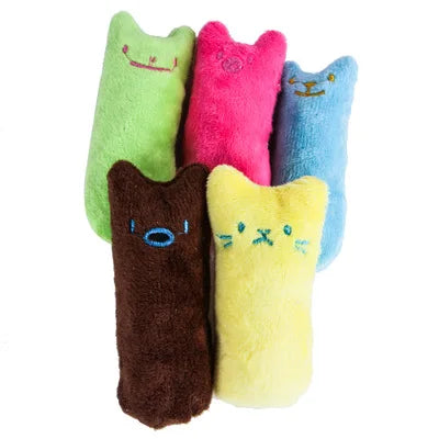 Lot de 5 jouet pour chat en peluche colorée (vert, rose, bleu, marron, jaune) avec visages brodés ludiques. Ce pack de jouet chat interactif contient de l'herbe à chat pour stimuler l'instinct de jeu. Un accessoire essentiel parmi les jouet animaux pour divertir, occuper et apaiser votre félin vivant en appartement.