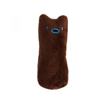 Jouet pour chat en peluche marron café avec visage brodé bleu au look amusant. Ce jouet chat interactif en forme de petit coussin est idéal comme accessoire d'éveil à l'herbe à chat. Un indispensable parmi les jouet animaux pour stimuler l'activité physique et réduire le stress de votre félin en appartement.