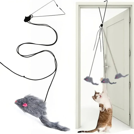 Jouet pour chat suspendu pour cadre de porte composé d'une souris en peluche grise sur cordon élastique. Ce jouet chat interactif rebondissant permet un exercice physique autonome. Un accessoire de divertissement essentiel parmi les jouet animaux pour stimuler l'instinct de chasse et occuper votre félin en votre absence.