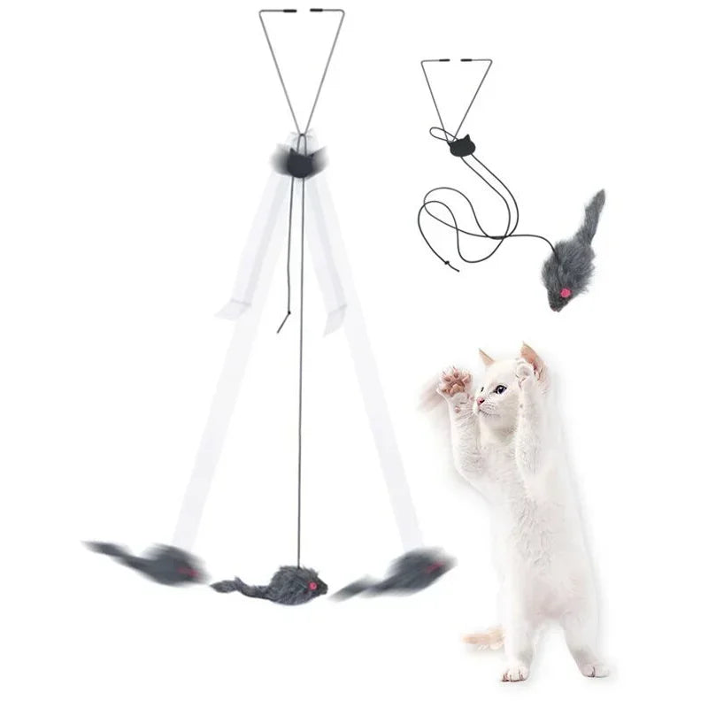 Démonstration du balancement dynamique d'un jouet pour chat suspendu avec souris en peluche grise. Un chaton blanc s'amuse avec ce jouet chat interactif muni d'un cordon élastique réglable et d'un crochet universel. Un accessoire de divertissement vertical idéal parmi les jouet animaux pour stimuler l'agilité et l'instinct de prédation en appartement.