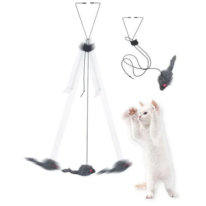 Démonstration du balancement dynamique d'un jouet pour chat suspendu avec souris en peluche grise. Un chaton blanc s'amuse avec ce jouet chat interactif muni d'un cordon élastique réglable et d'un crochet universel. Un accessoire de divertissement vertical idéal parmi les jouet animaux pour stimuler l'agilité et l'instinct de prédation en appartement.