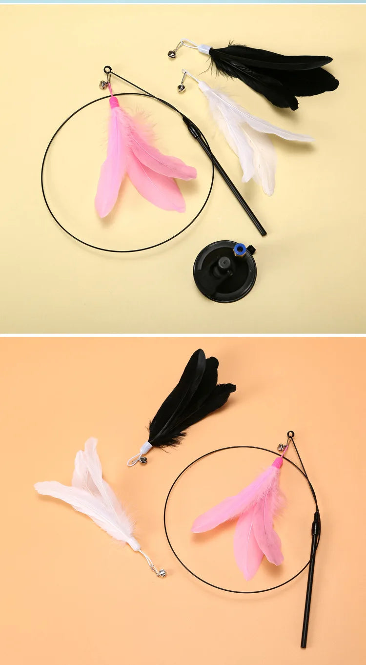 Kit complet de jouet interactif pour chat comprenant une ventouse de fixation noire, une tige flexible et trois plumeaux interchangeables avec grelots de couleurs rose, blanc et noir.