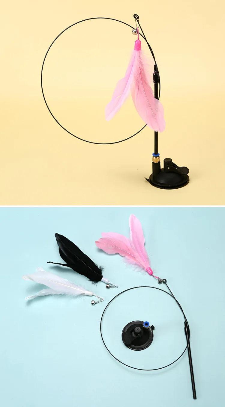Pack de jouet interactif pour chat comprenant une ventouse de fixation au sol, une tige flexible à ressort et trois plumeaux interchangeables (rose, blanc, noir) avec clochettes d'éveil.
