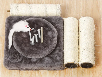 Vue d'ensemble des composants du petit arbre à chat gris avant montage : plateformes en peluche, poteaux en sisal, jouet souris, vis de fixation et clé de montage incluses.
