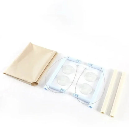 Vue d'ensemble des pièces du hamac pour chat de fenêtre : housse beige, tubes de structure, 4 ventouses puissantes et câbles en acier inoxydable. Kit de montage facile pour hamac chaton sans outils. Accessoires complets et robustes pour hamac a chat de fenêtre. Qualité Les Trésors d'Owka.