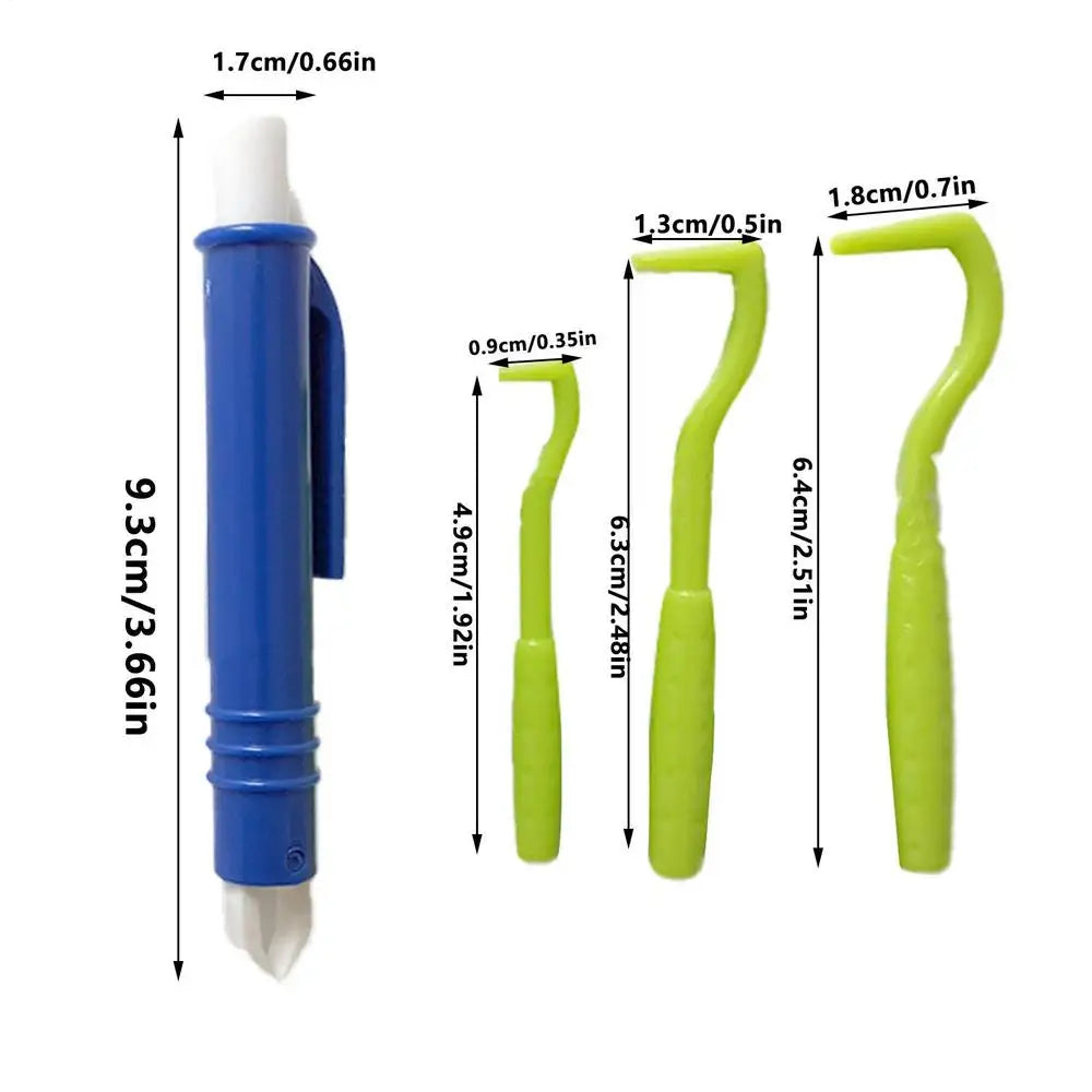 Kit complet pince à tique et crochets tire-tiques en bleu, rouge et vert. L'image montre une petite tique sur un doigt avec un chien en arrière-plan, illustrant l'usage d'une pince tique chat ou chien. Accessoires de soin ergonomiques type pince tique pour un retrait sécurisé, rapide et sans douleur des parasites.