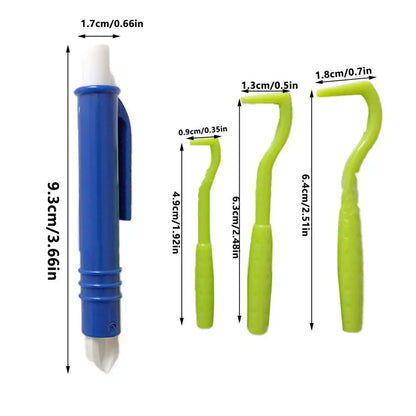 Kit complet pince à tique et crochets tire-tiques en bleu, rouge et vert. L'image montre une petite tique sur un doigt avec un chien en arrière-plan, illustrant l'usage d'une pince tique chat ou chien. Accessoires de soin ergonomiques type pince tique pour un retrait sécurisé, rapide et sans douleur des parasites.