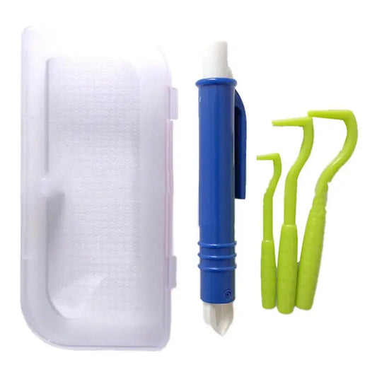 Kit complet pince à tique et crochet tire-tique en plusieurs couleurs (bleu, rouge, vert). L'image montre une tique sur un doigt avec un chien flou en arrière-plan, soulignant le besoin d'une pince tique chat ou chien. Accessoires indispensables de secours pour un retrait sécurisé et sans douleur de la tique. Utilisez cette pince tique ergonomique pour protéger vos animaux.