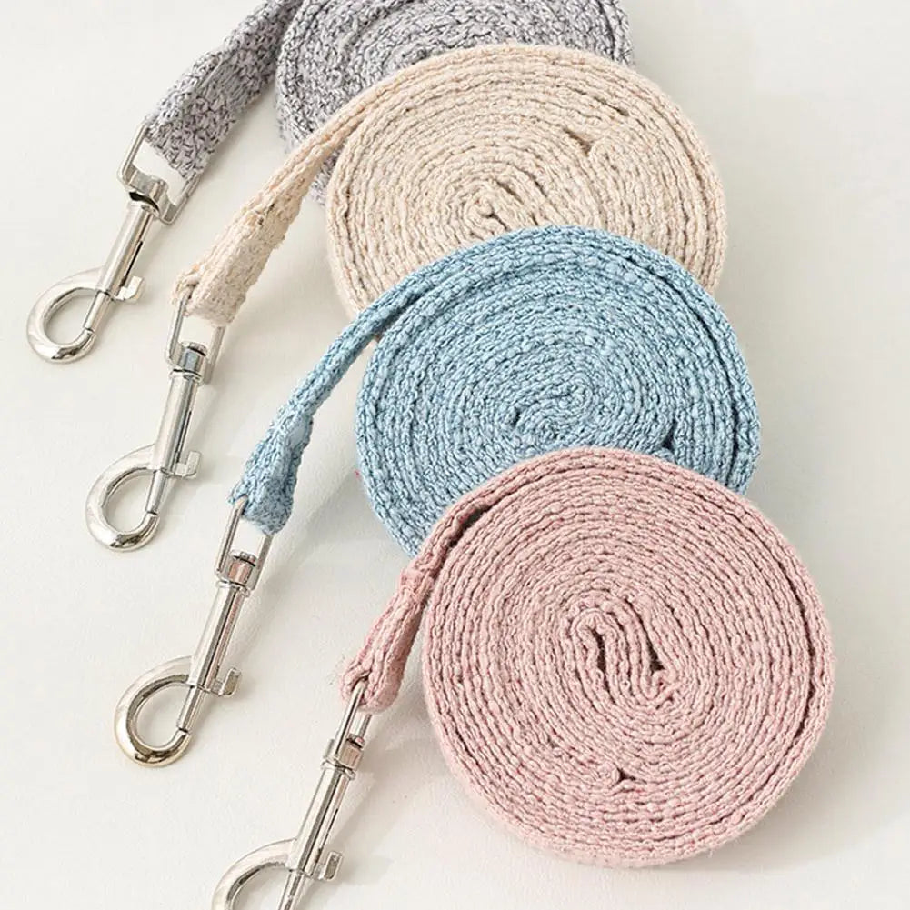 Quatre laisses pour chat enroulées en tissu tressé souple de couleurs rose, bleu, beige et gris. Chaque laisse possède un mousqueton rotatif robuste, idéal pour accompagner un jouet pour chat lors de sorties interactives. Ce complément de jouet chat d'extérieur est un incontournable parmi les jouet animaux pour favoriser l'éveil et l'exercice physique sécurisé.