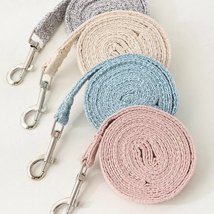 Quatre laisses pour chat enroulées en tissu tressé souple de couleurs rose, bleu, beige et gris. Chaque laisse possède un mousqueton rotatif robuste, idéal pour accompagner un jouet pour chat lors de sorties interactives. Ce complément de jouet chat d'extérieur est un incontournable parmi les jouet animaux pour favoriser l'éveil et l'exercice physique sécurisé.
