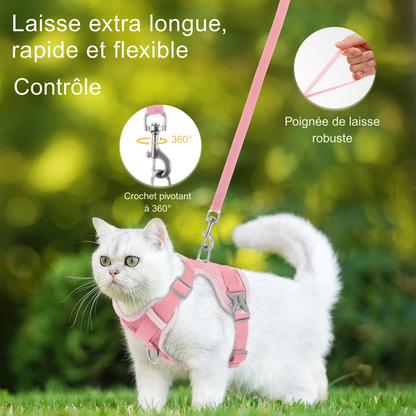 Chat blanc portant un harnais pour chat rose en mesh avec une laisse extra longue et flexible. Le visuel détaille le crochet métallique pivotant à 360 degrés et la poignée de laisse robuste pour un contrôle optimal. Un ensemble harnais chat de type harnais animaux conçu pour offrir liberté et sécurité lors des balades en extérieur.