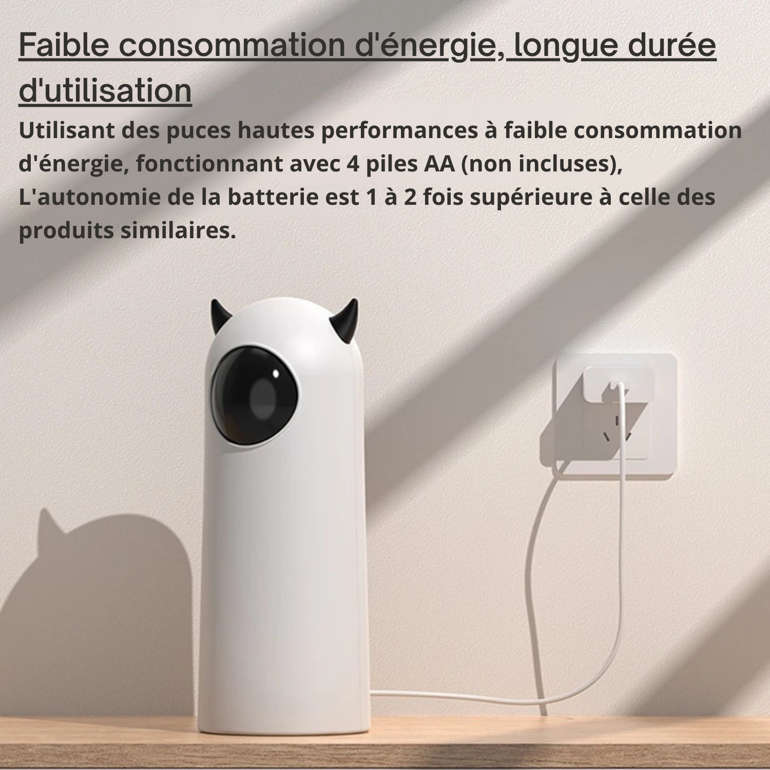 Infographie d'un laser automatique pour chat blanc basse consommation, illustrant l'autonomie prolongée avec 4 piles AA ou une alimentation par câble USB branché sur secteur.