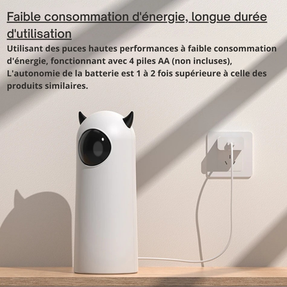 Infographie d'un laser automatique pour chat blanc basse consommation, illustrant l'autonomie prolongée avec 4 piles AA ou une alimentation par câble USB branché sur secteur.